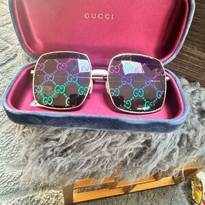Gucci Women's Sunglasses - Black and Gold